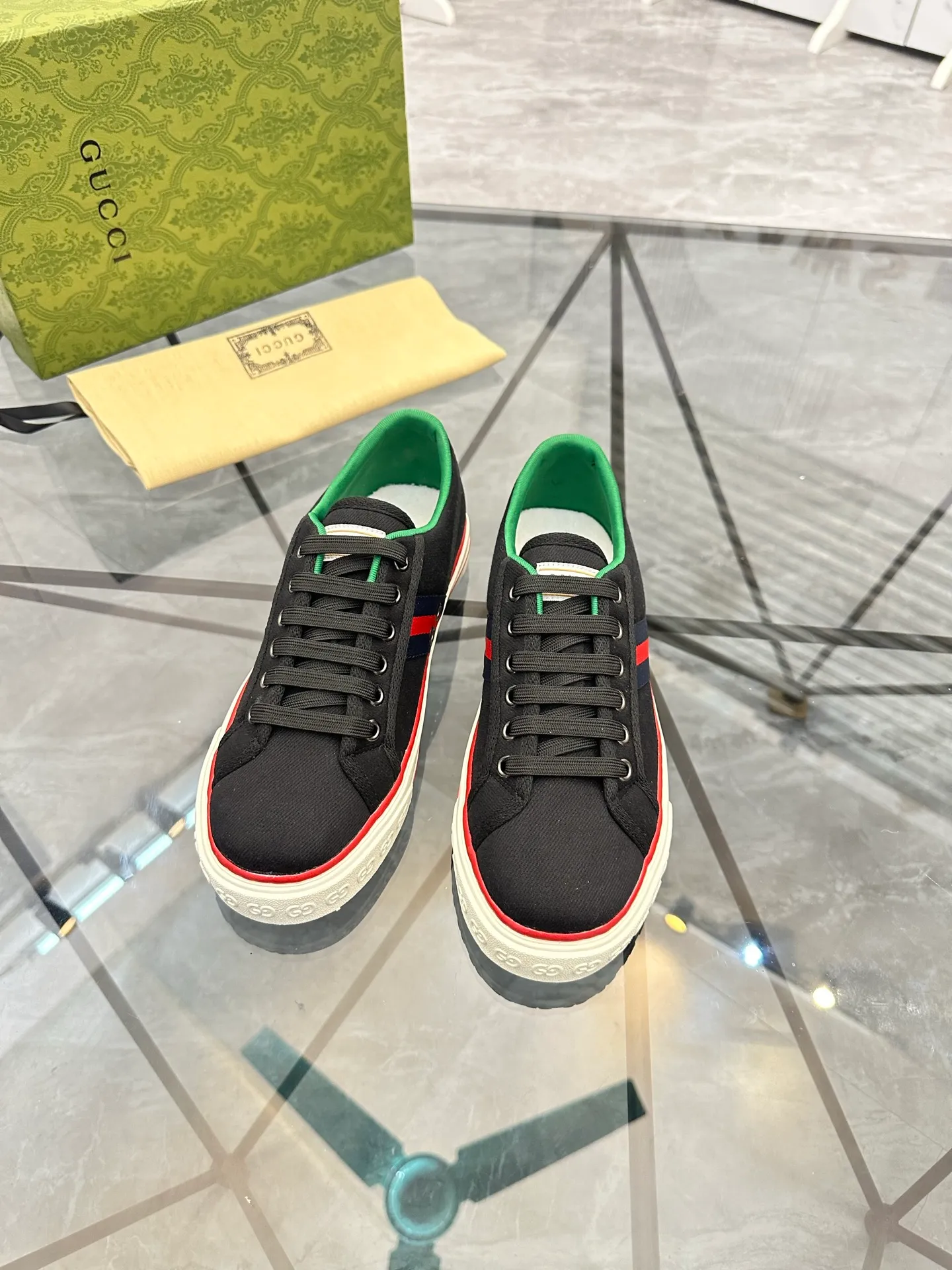 Men's shoes: 💰P360¥ Product trademark: Gucci* "Gucci*" low-cut casual shoes Regular size: 38-44 (can be customized to 45.46.) Product materials: Original material from the upper counter, breathable lining, original outsole. Number: 661